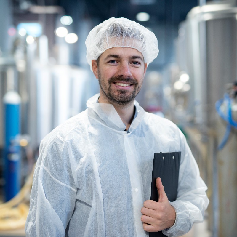 Agent de production agroalimentaire dans une usine