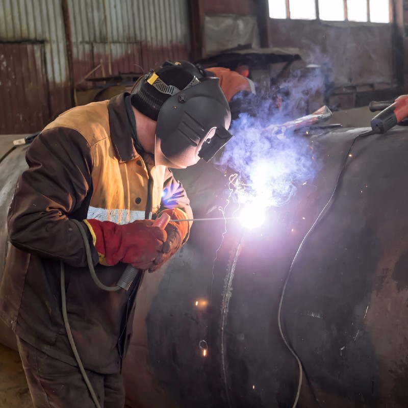 Un soudeur dans une usine de métallurgie