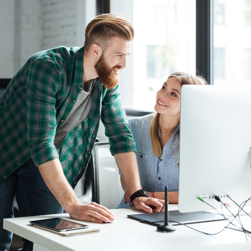 Deux collègues au bureau travaillent ensemble