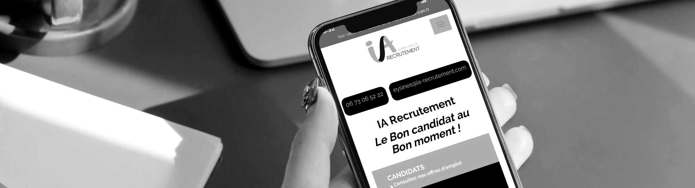 Une femme utilise son smartphone pour aller sur le site de IA Recrutement